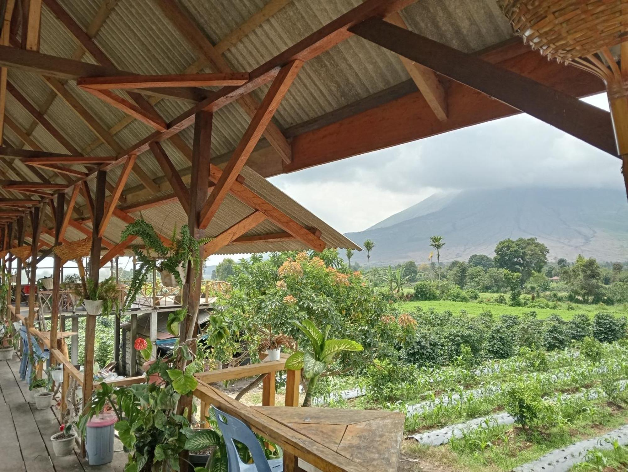Vulkaan Homestay Berastagi Exterior foto